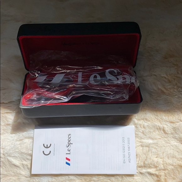 Le Specs THE LAST LOLITA OPAQUE RED SILVER MIRROR - Picture 7 of 8